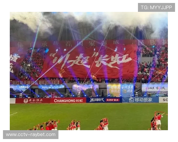 球迷飞机悬挂抗议横幅,俱乐部主席包厢沉默 球迷飞机悬挂抗议横幅,俱乐部主席包厢沉默