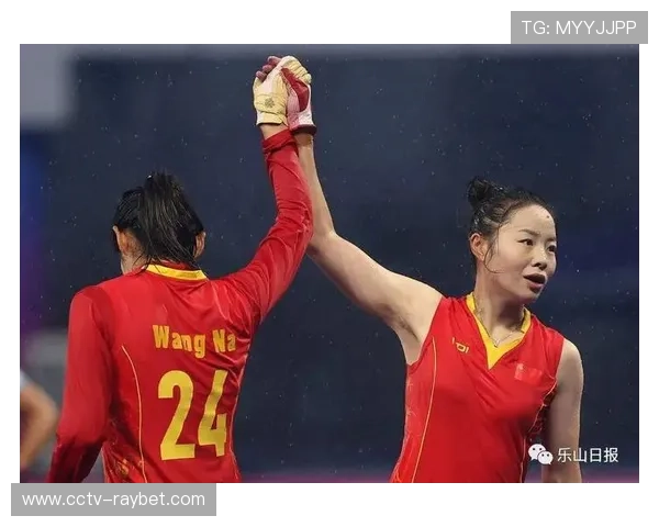 老将刘伟跪别拳台:25年汗水化作深情一吻 老将刘伟跪别拳台:25年汗水化作深情一吻