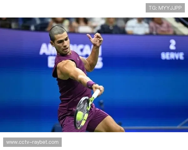 制胜分瞬间：阿尔卡拉斯正手直线得分后振臂高呼