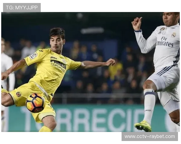 终场哨响，比利亚雷亚尔球员相拥庆祝终结五轮不胜阴霾